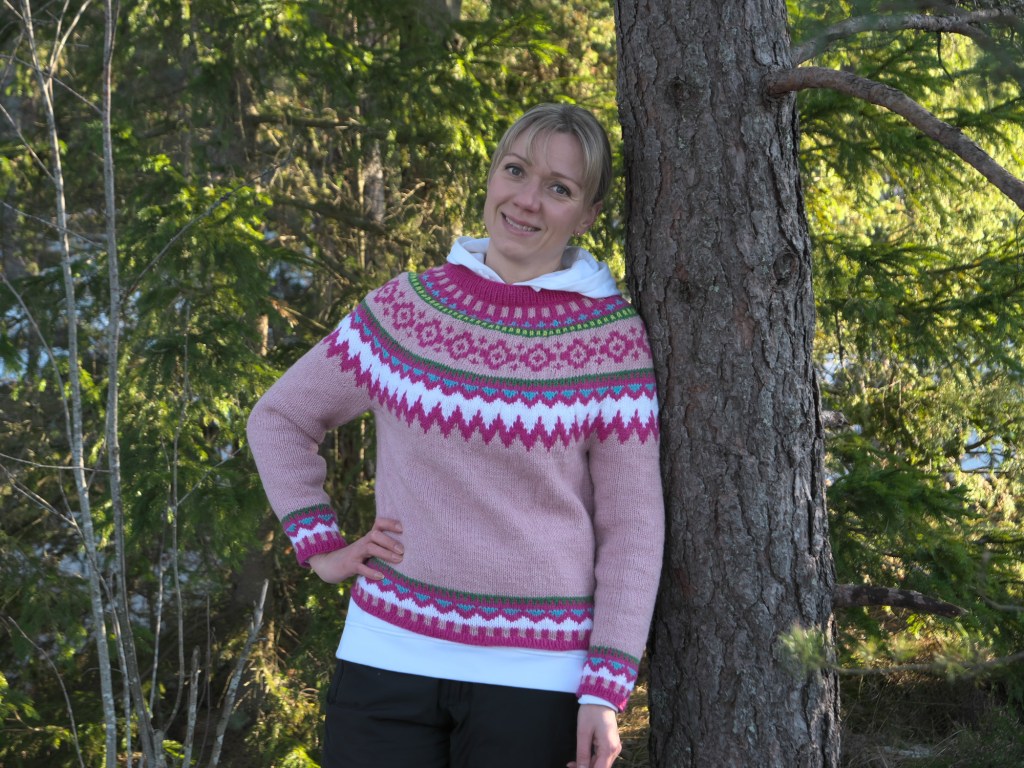 nainen nojaa isoon mantyyn