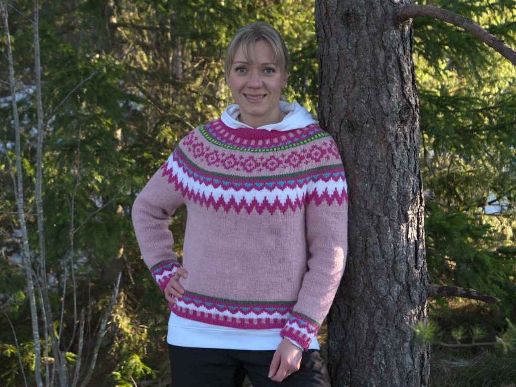 vaaleanpunainen islantilaistyylinen neule seitsemasta veljeksesta