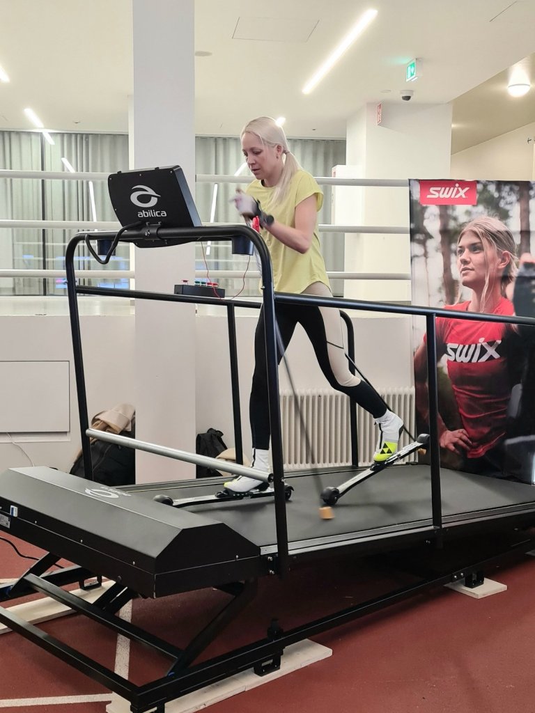 kaisa makarainen hiihtaa rullasuksilla