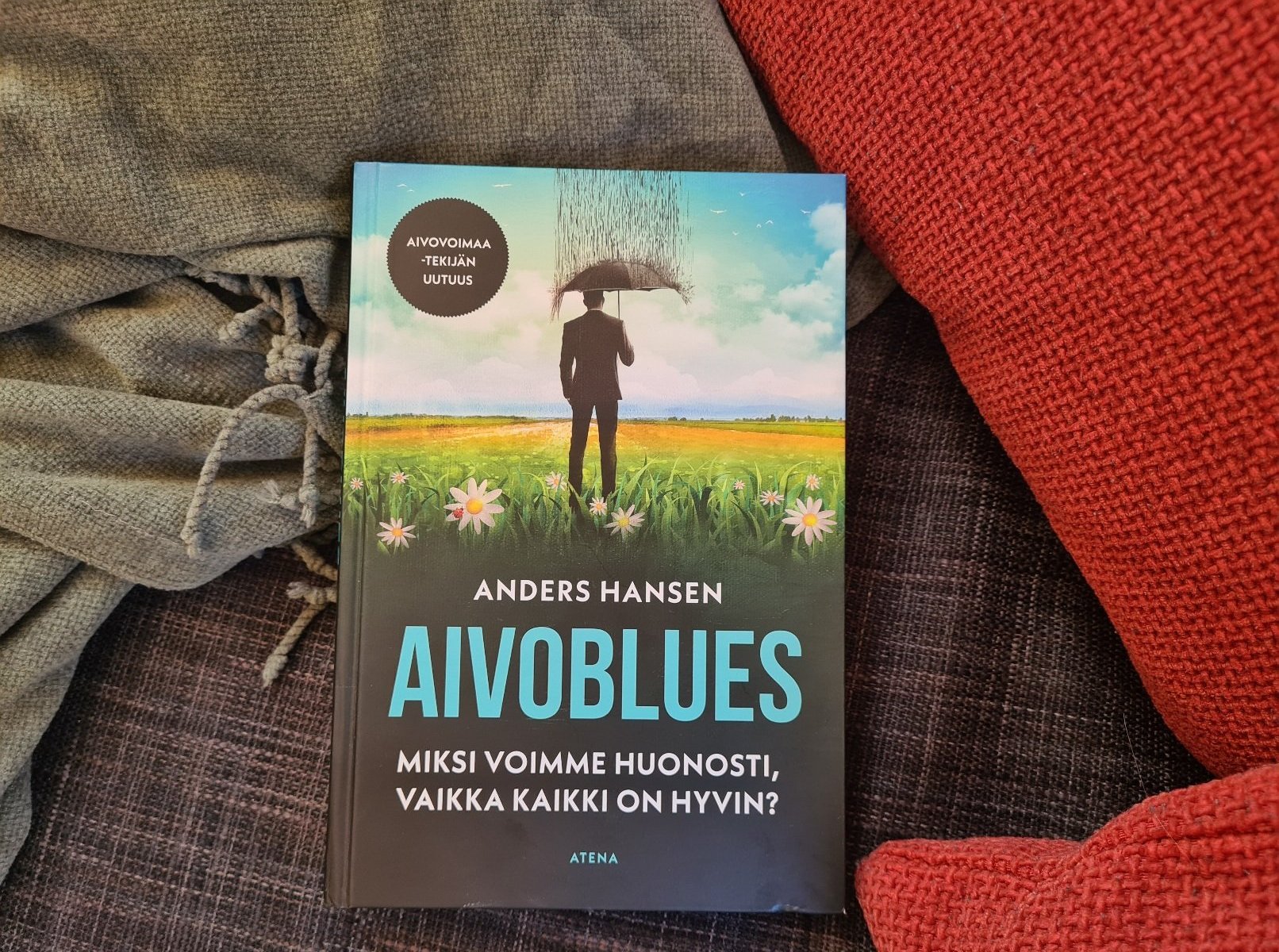 anders hansenin kirjoittama kirja aivoblues kannessa mies seisoo sateenvarjon kanssa