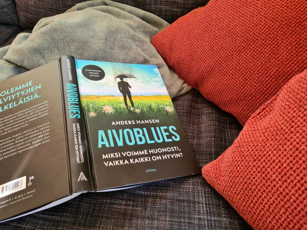 aivoblues kirja sohvan paalla avoinna