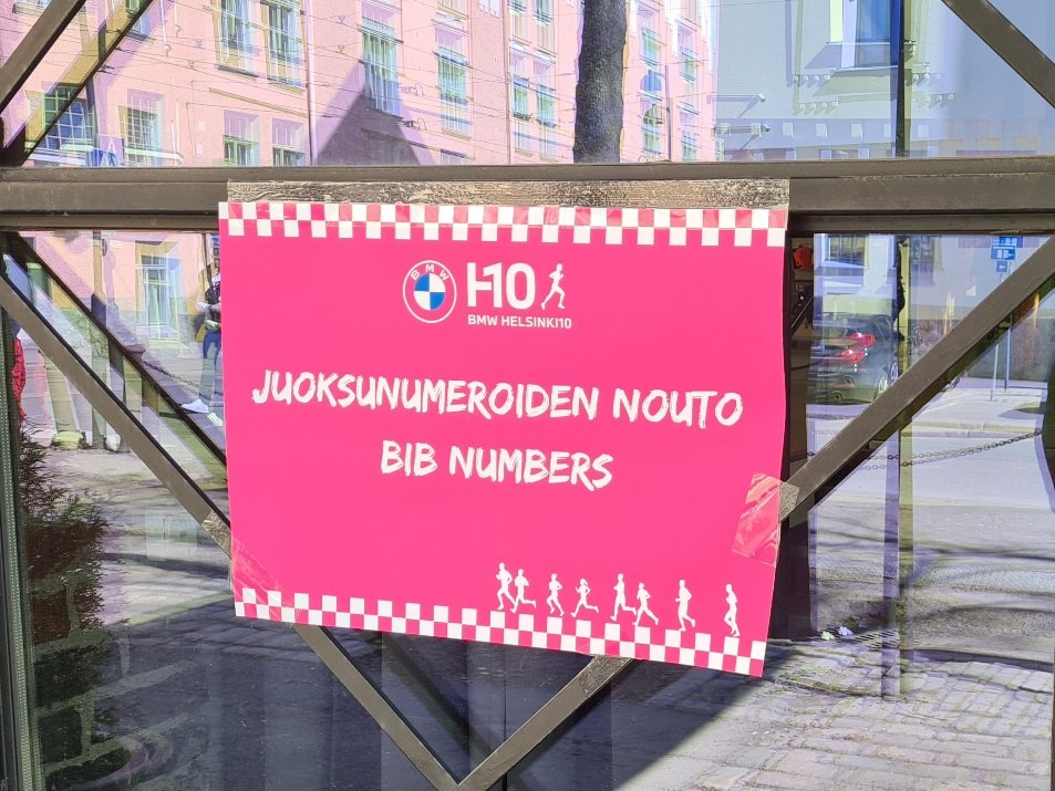 opastekyltti wanhan sataman ovella numeroiden hakuun