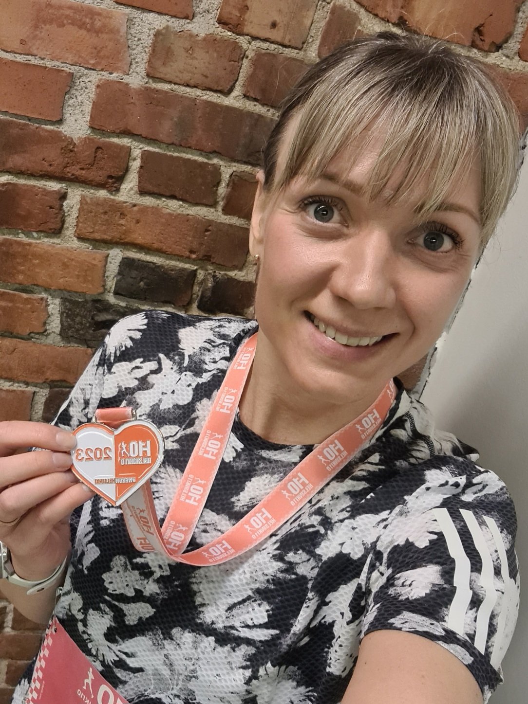 juoksija osallistujamitali kaulassa