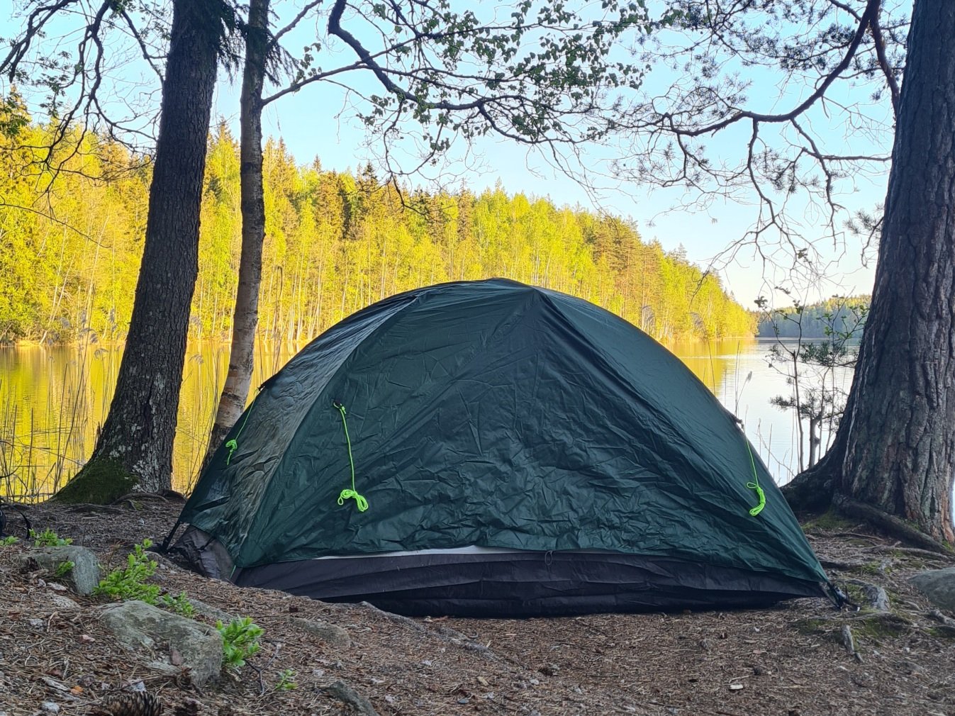 teltta jarven rannalla