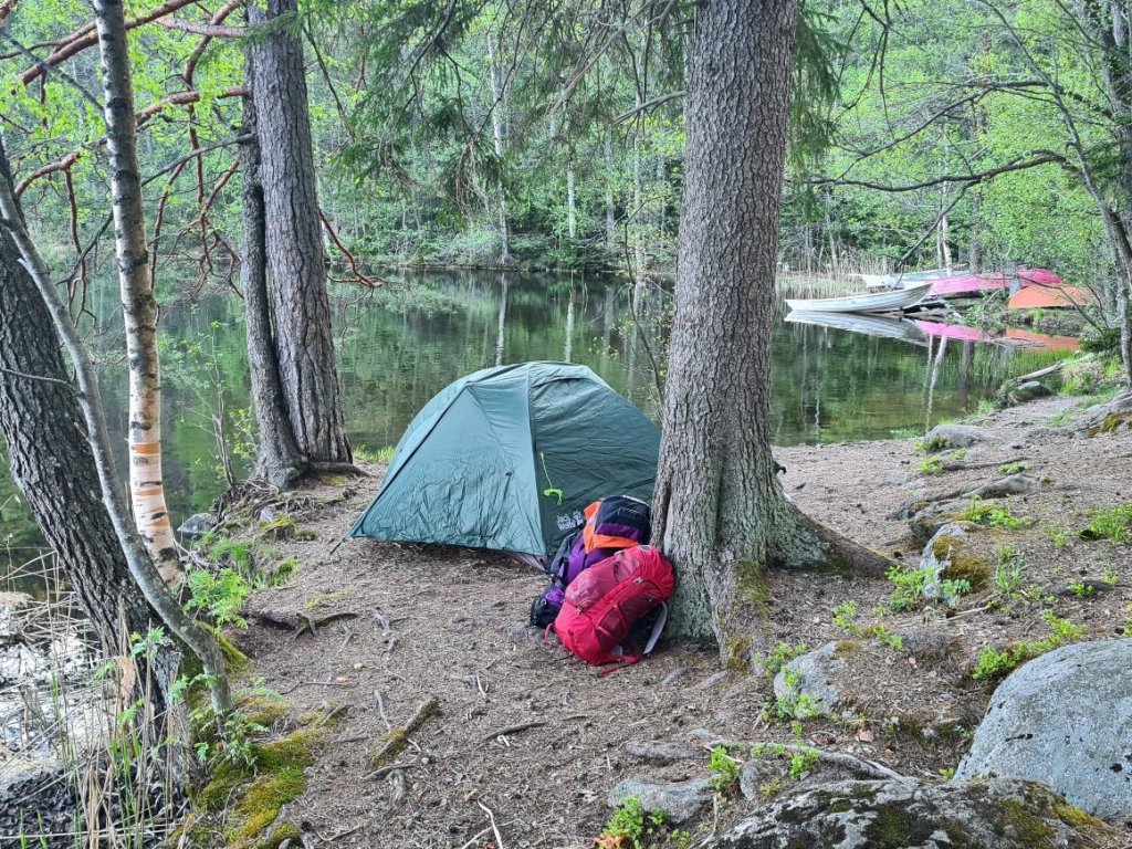 vihrea teltta jarven rannalla