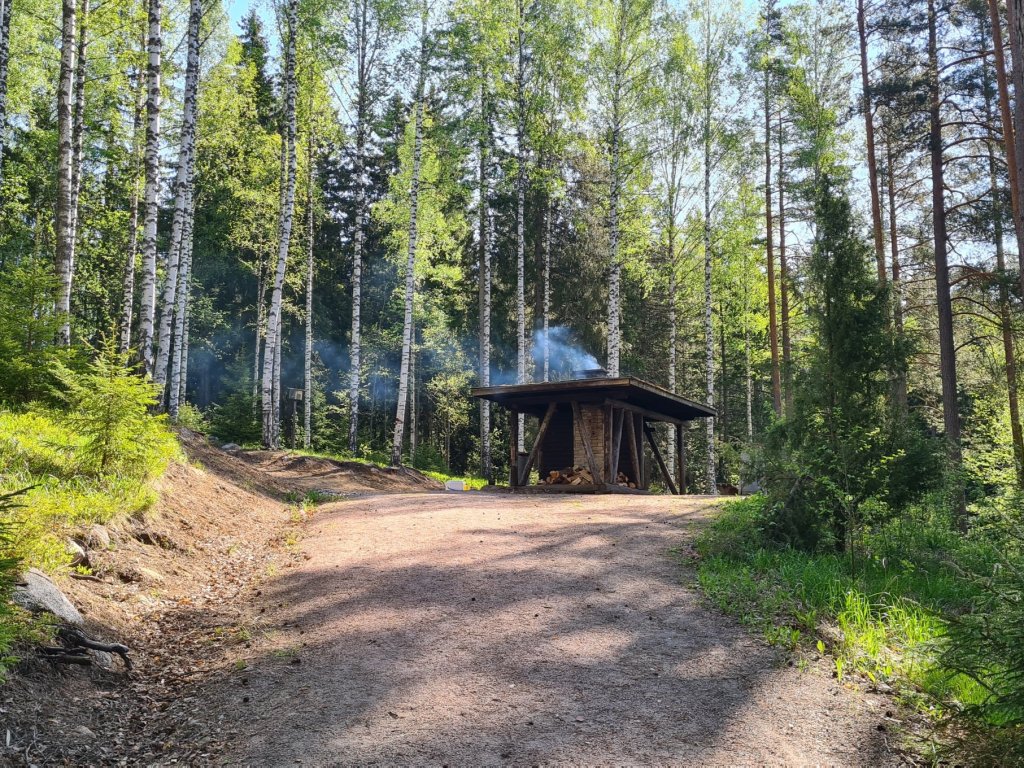 grillikatos iso parikas jarven rannalla