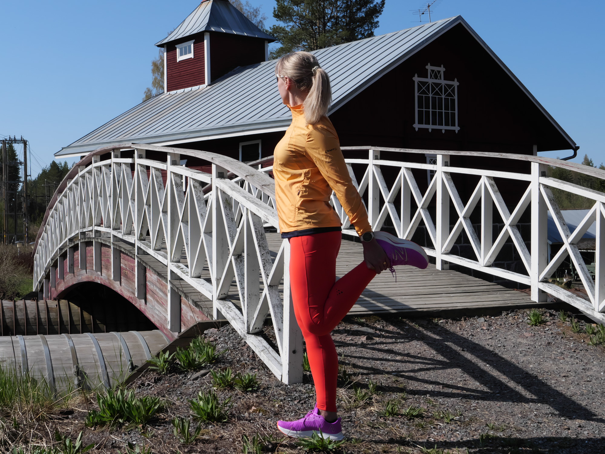 juoksija venyttelee etureitta