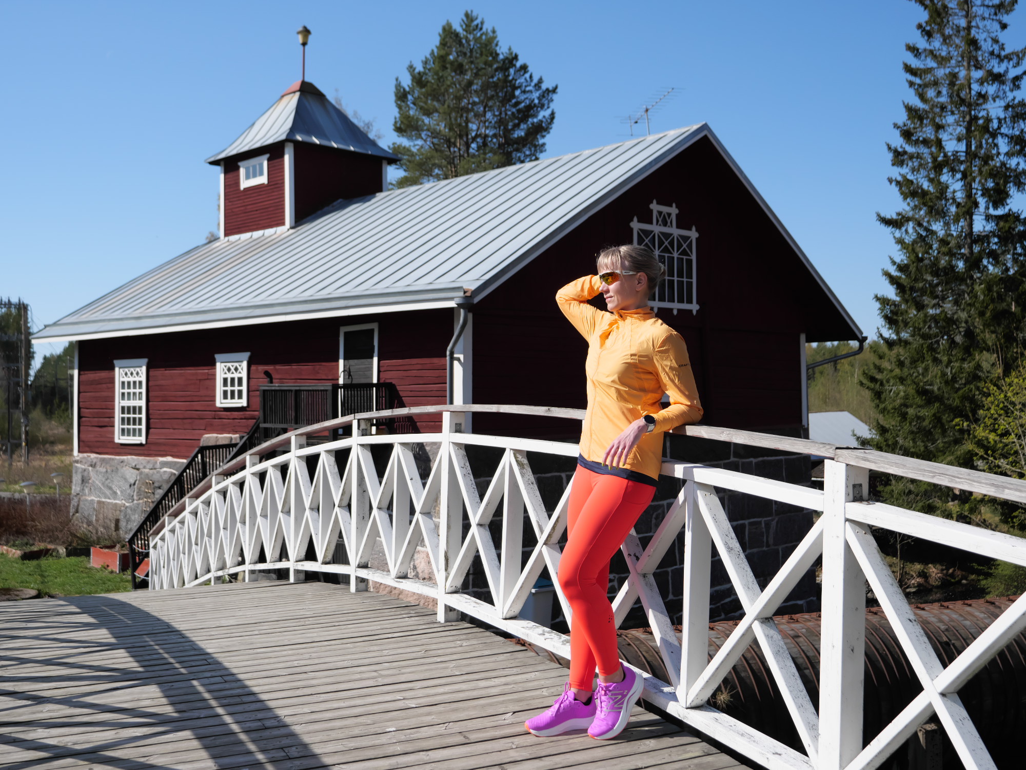 juoksija nojaa sillankaiteelseen