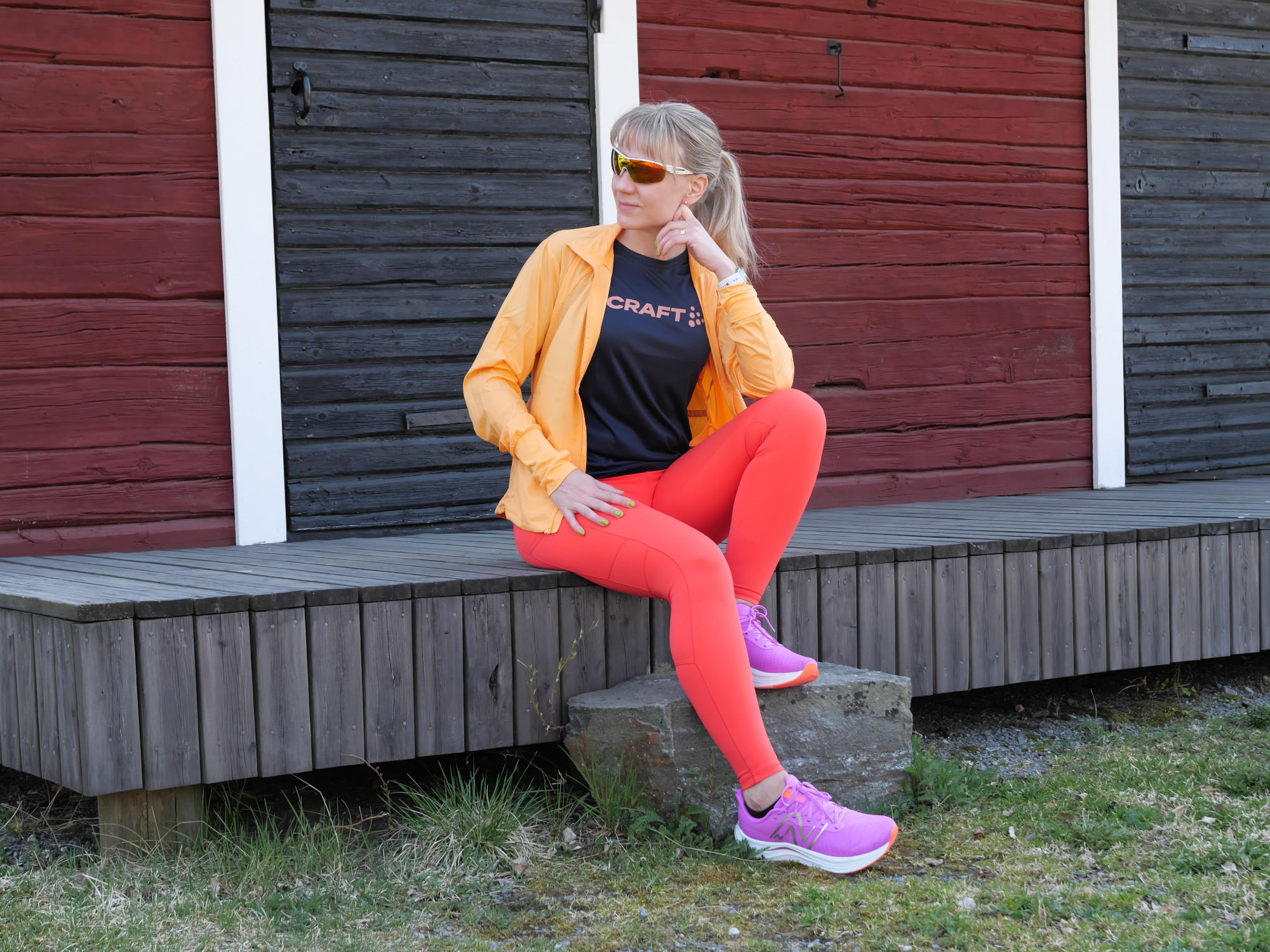 juoksija istuu aitan portailla