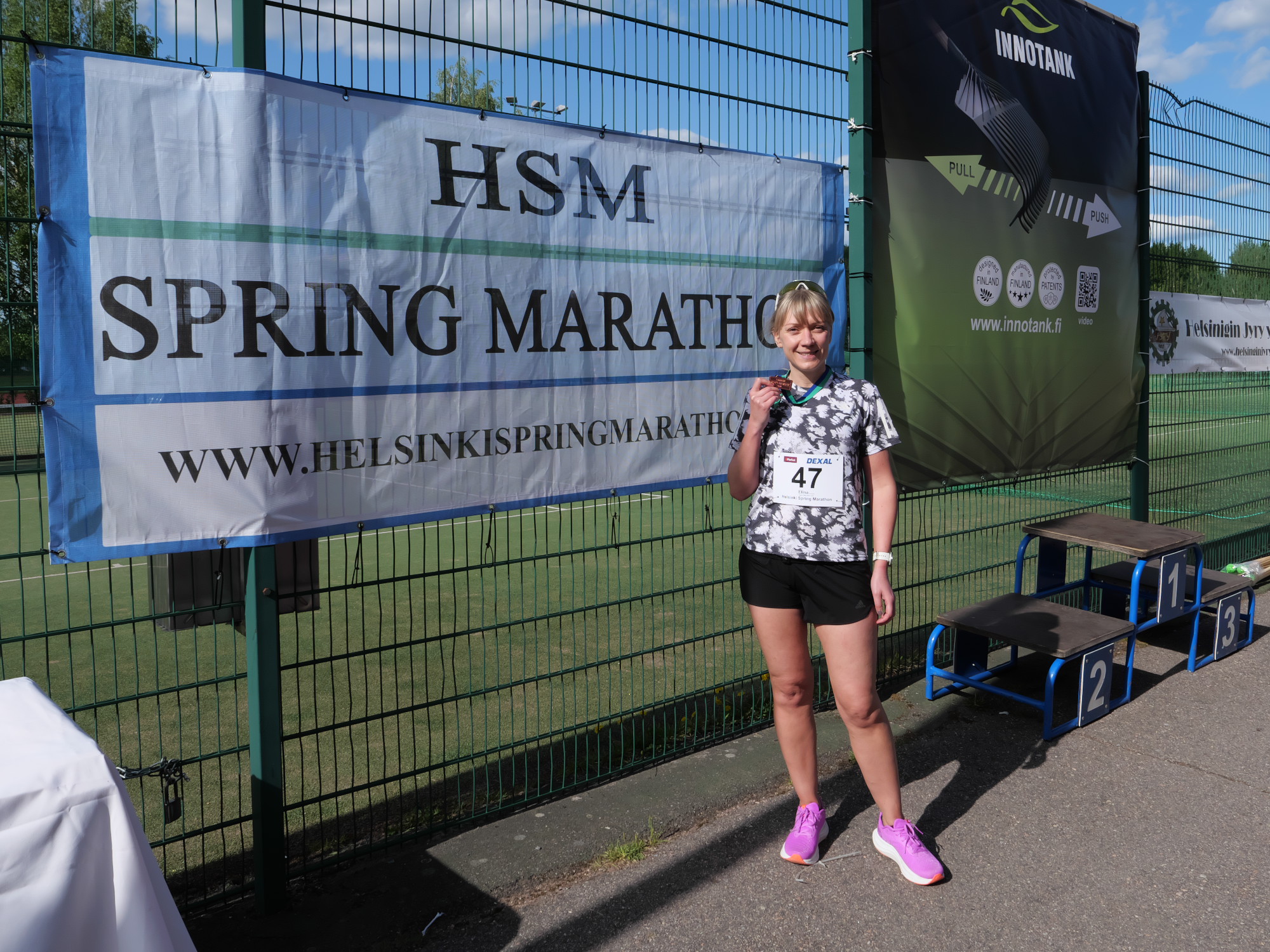 maratoonari mitali kaulassa