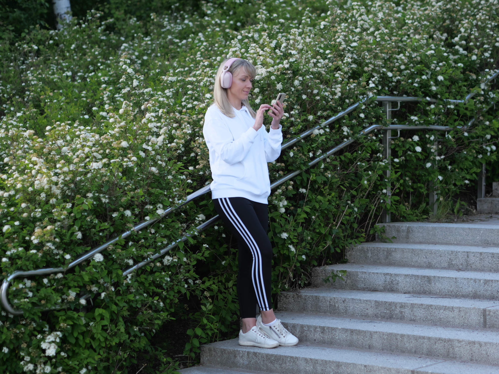 nainen kuuntelee aanikirjaa