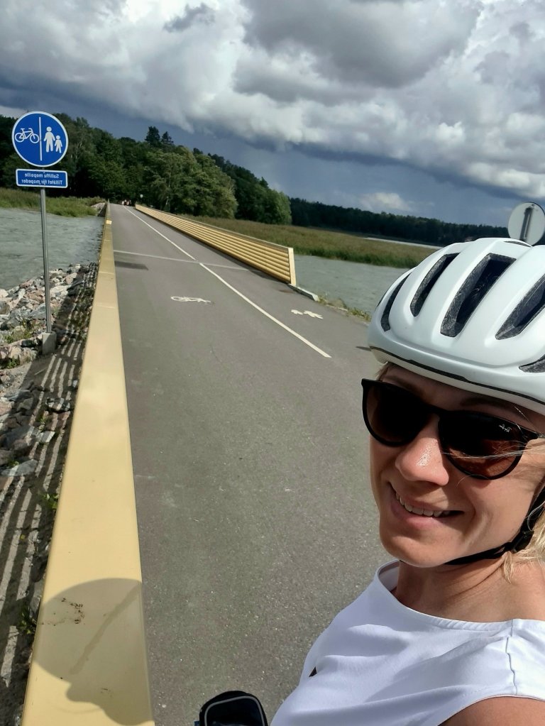 pyorailija uudella tarvon fillarisillalla