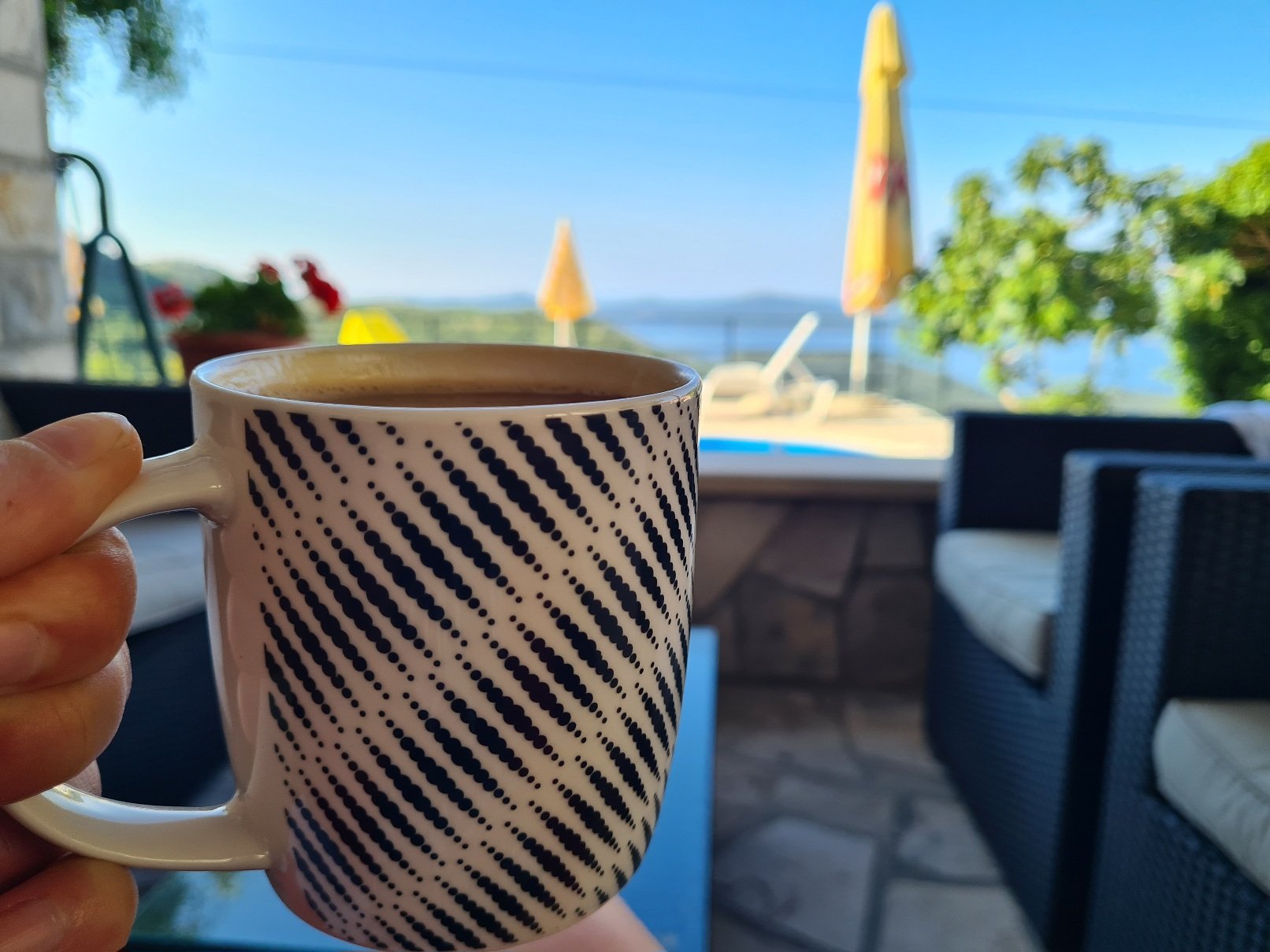 aamukahvi terassilla kroatiassa