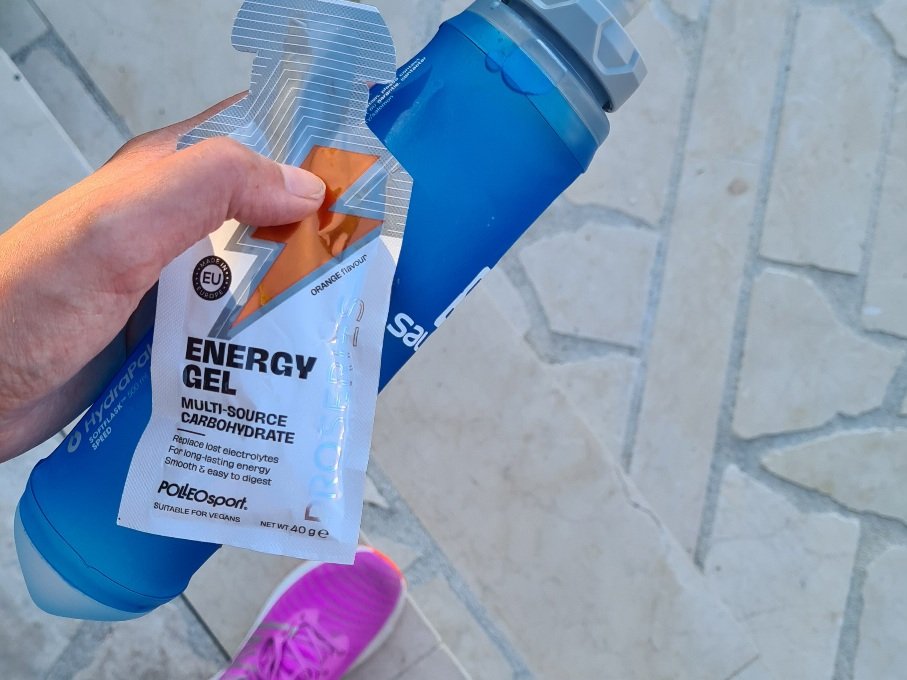 energiageelipakkaus juoksija kadessa