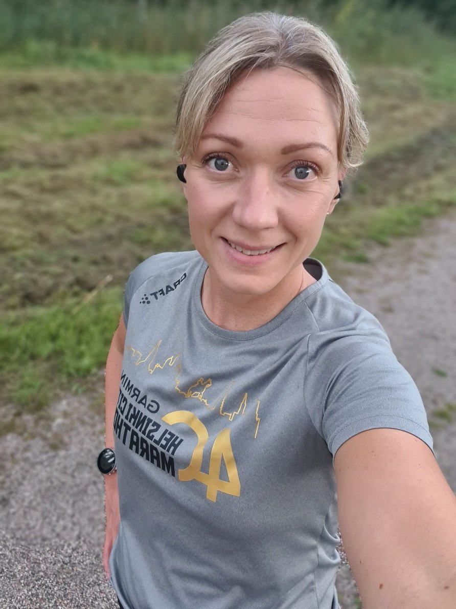 juoksija maratonpaita paallaan