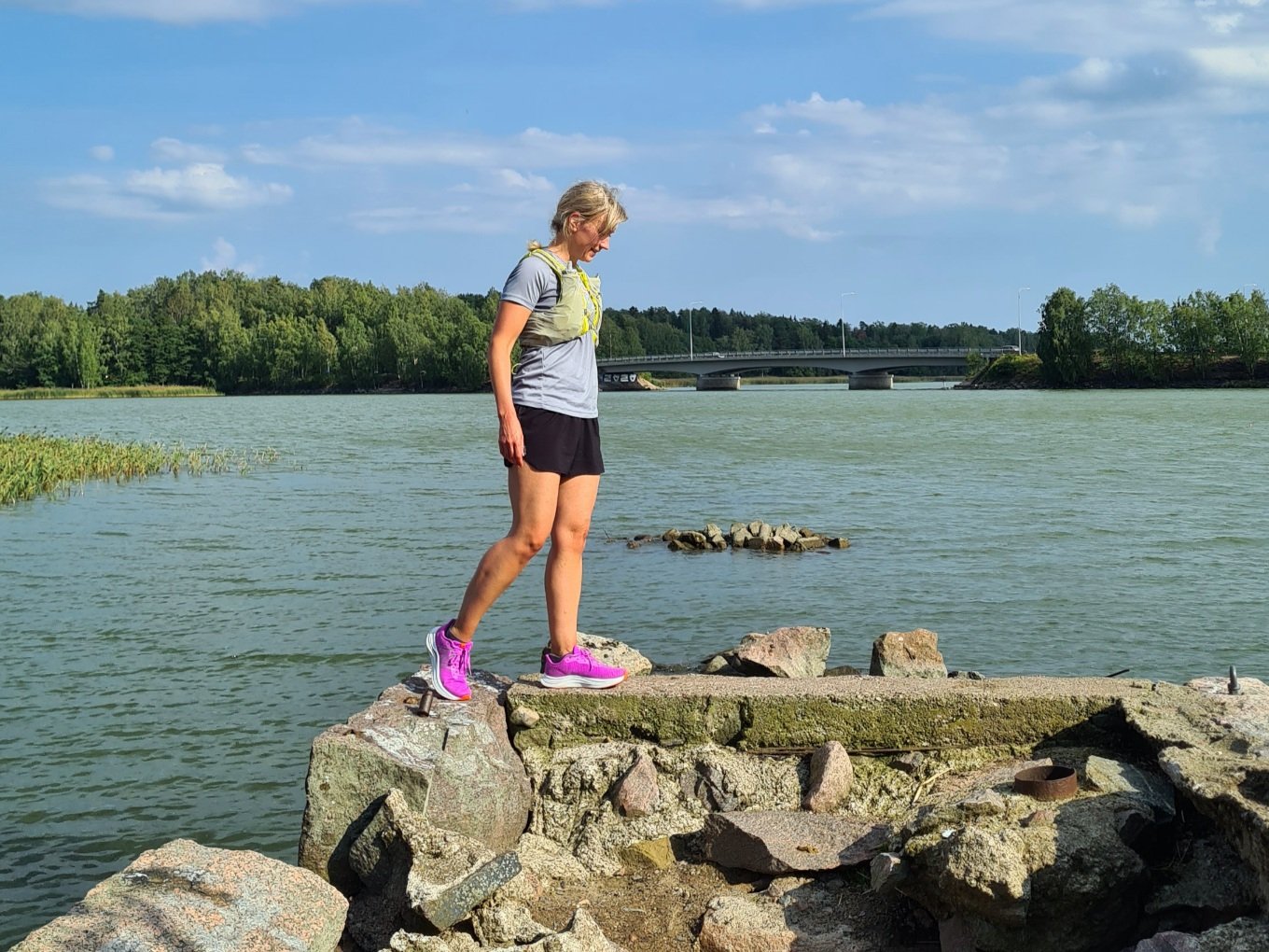 juoksija kavelee shortseissa meren rannalla