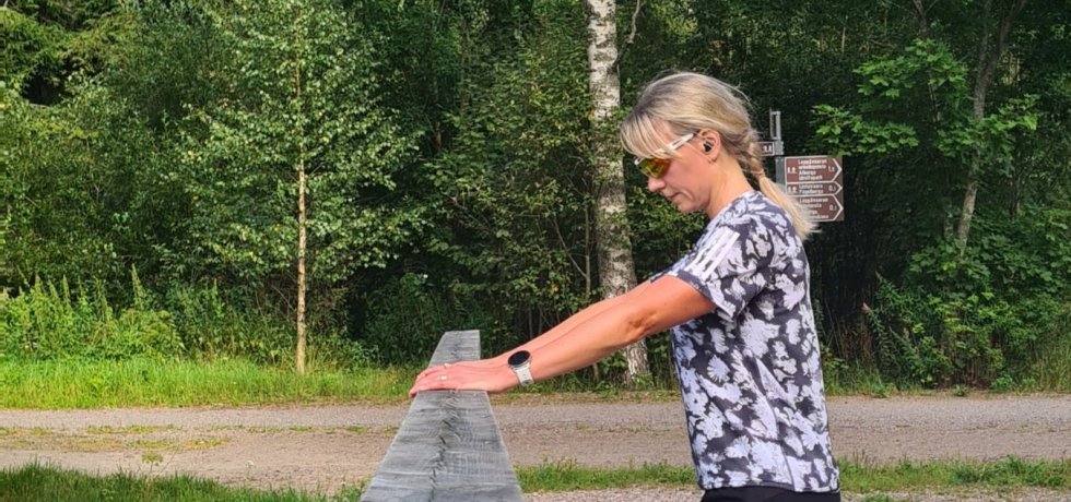 juoksija nojaa sillankaiteeseen ja katsoo alas pain