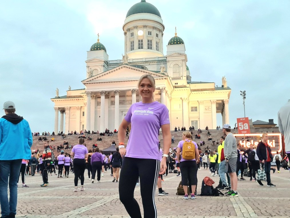 juoksija jolla paalla lila urheilupaita ja mustat trikoot