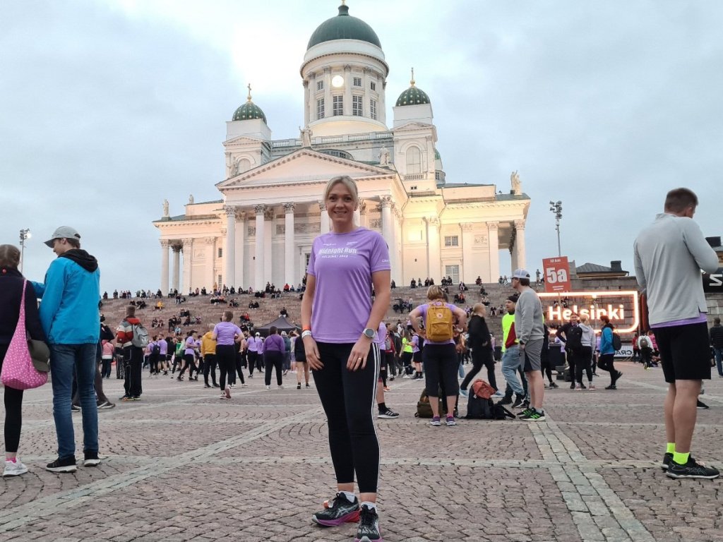 juoksija seisoo senaatintorilla ennen juoksutapahtumaa