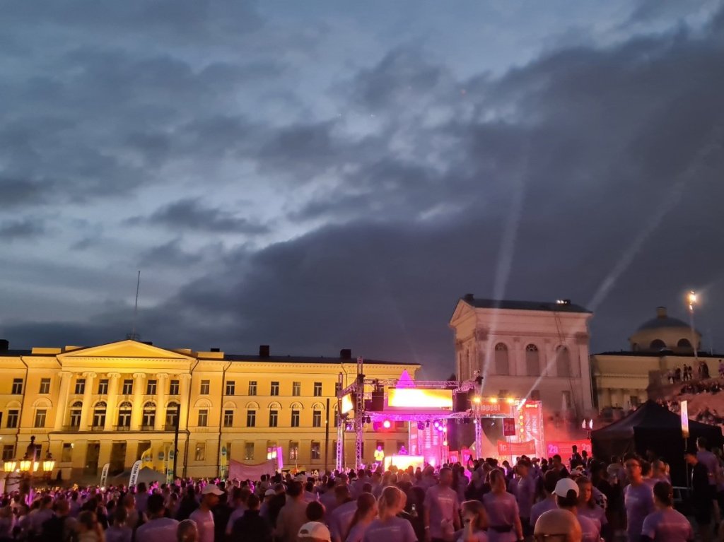 valokeilat heijastuvat kohti taivasta