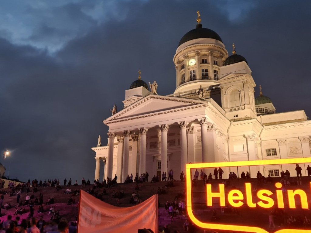 helsingin tuomiokirkko iltavalaistuksessa