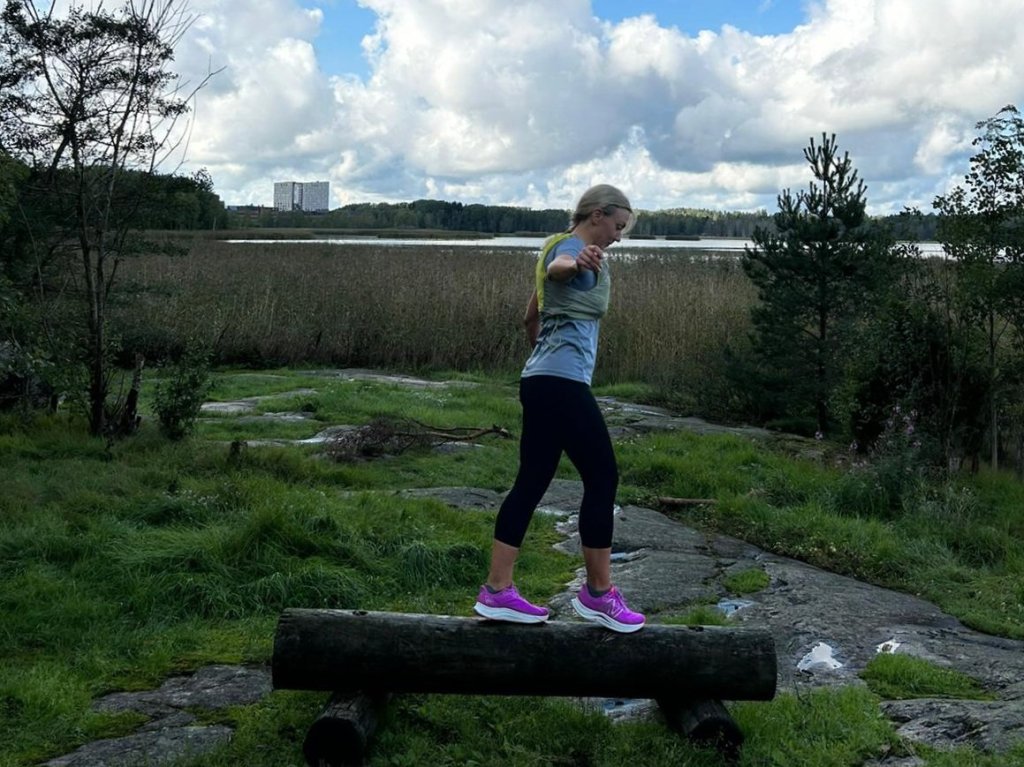 juoksija tasapainoilee ison penkin paalla