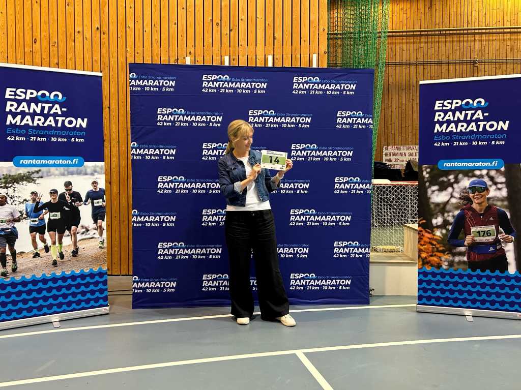 juoksija pitaa kadessaan numerolappuaan