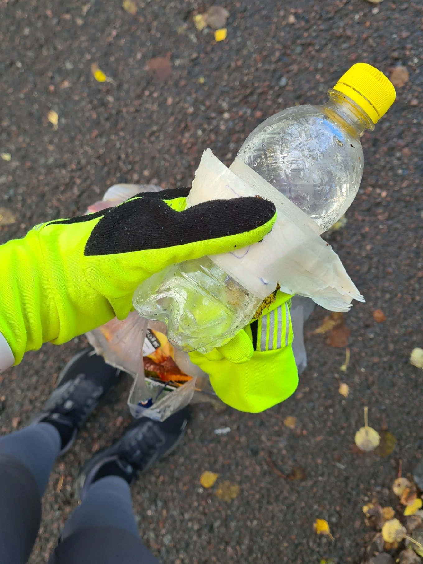 juomapullo, joka ymparilla teippia