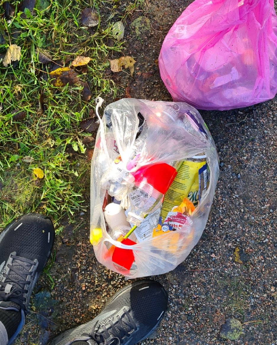 kaksi roskapussia maassa