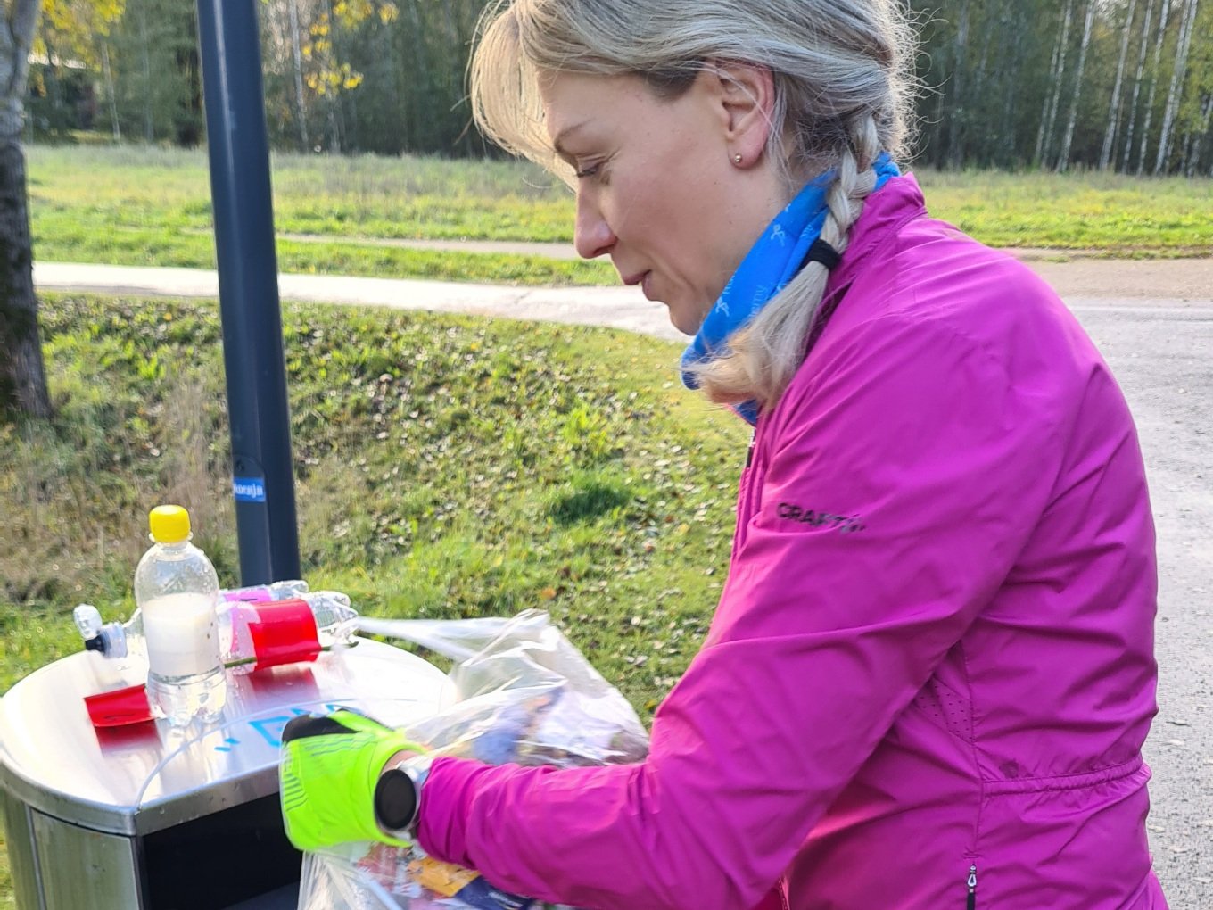 juoksija keraamassa roskia