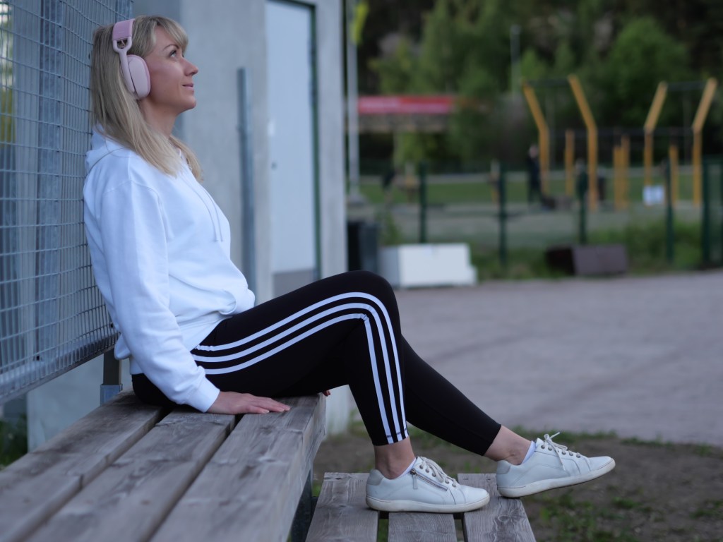 adidaksen trikoot ja valkoinen huppari