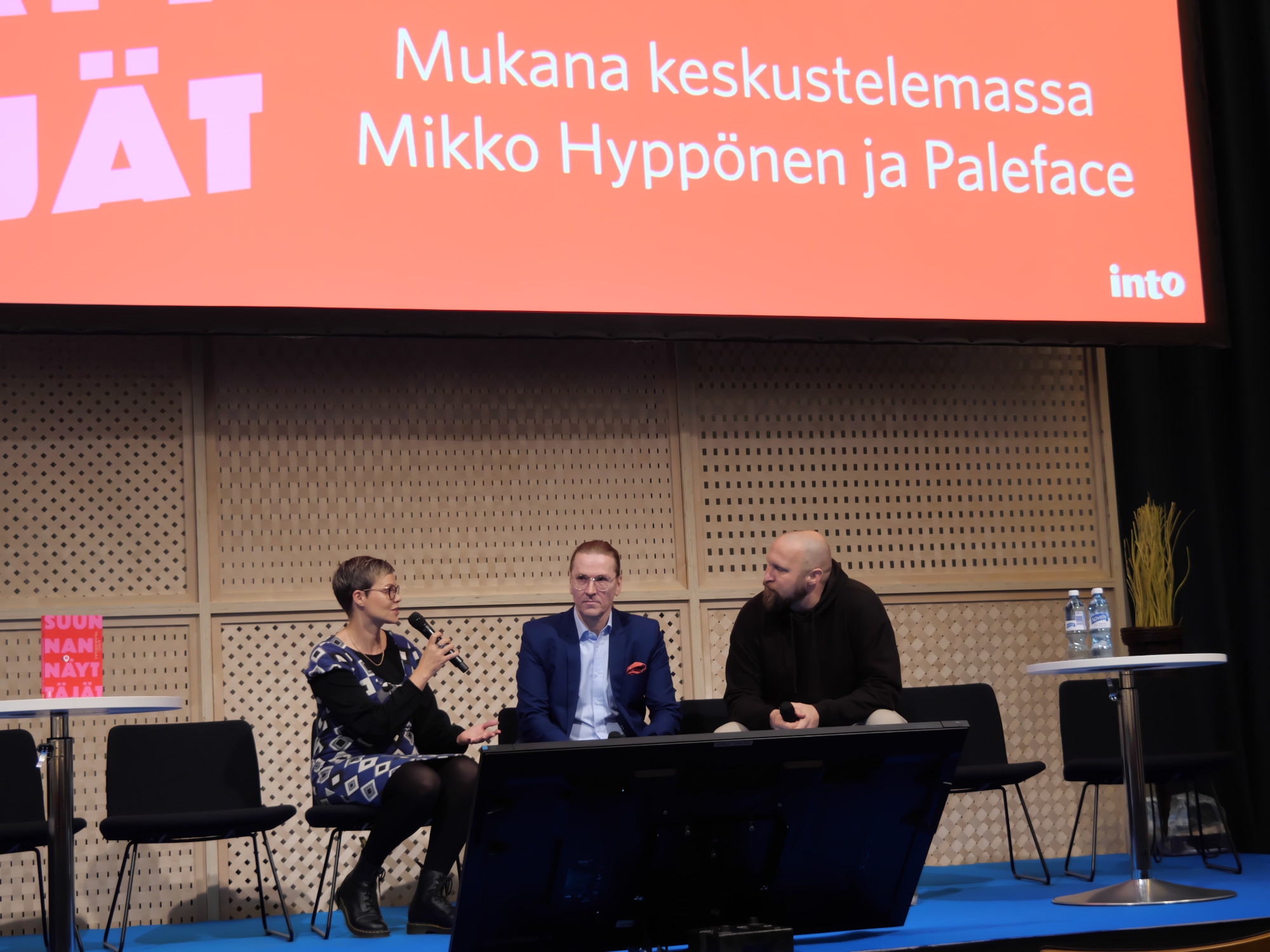 Aino Pajukangas kertoo kirjastaan Helsingin kirjamessuilla 27.10.2023