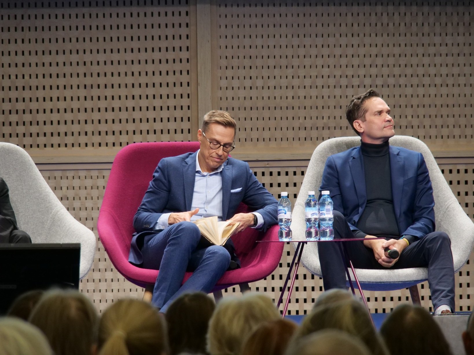 alexander stubb ja mika aaltola helsingin kirjamessuilla