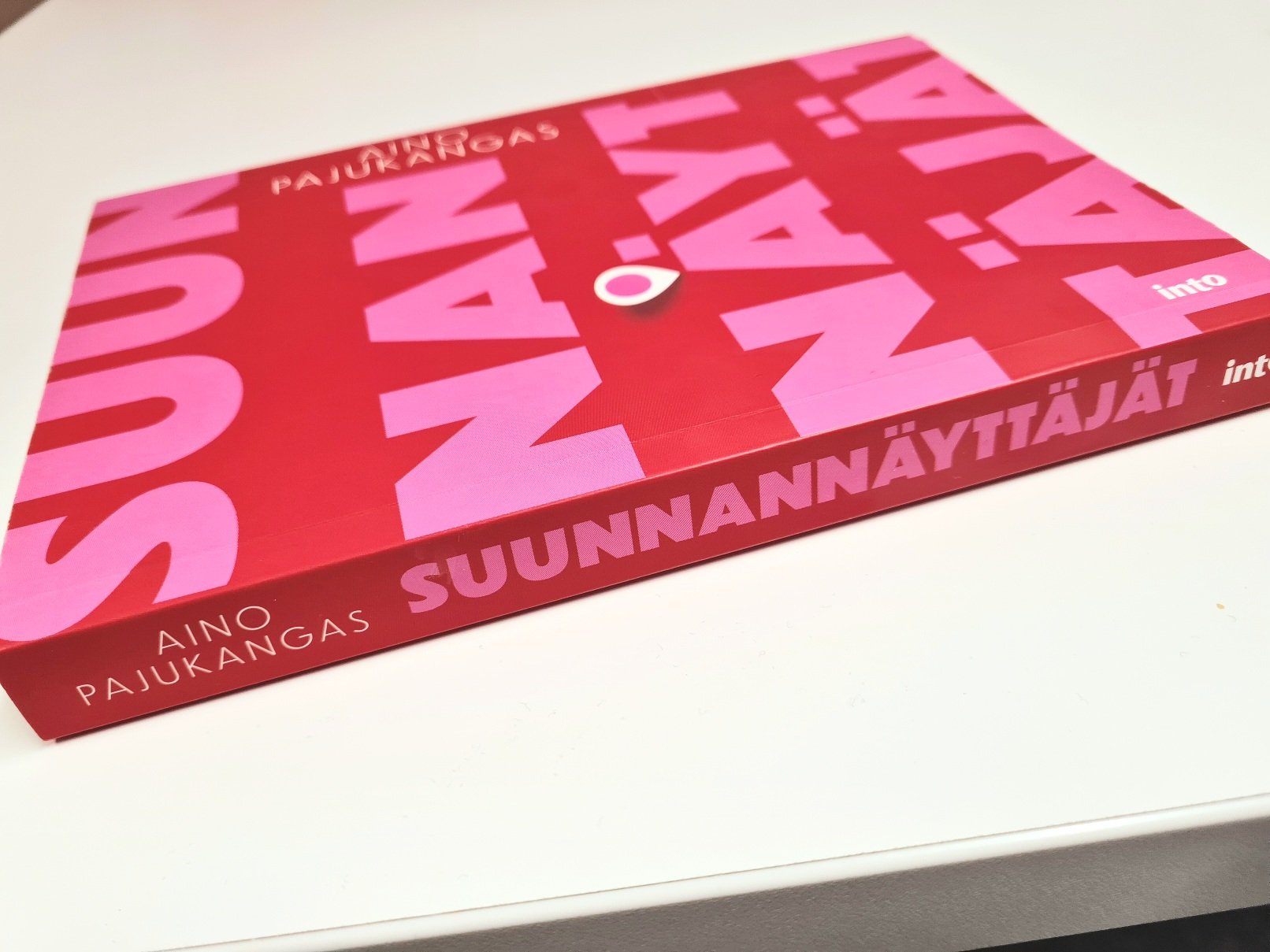 suunnannayttajat niminen kirja lepaa poydalla