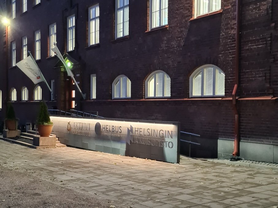 tiilirakennus jonka ikkunoista tulvii valoa