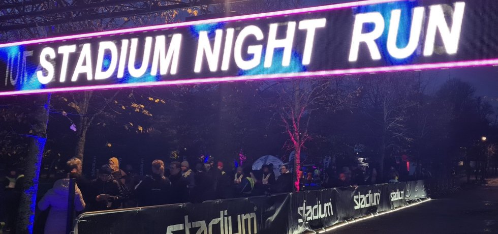 valomainos pimeassa stadium night runilla helsingin kaivopuistossa