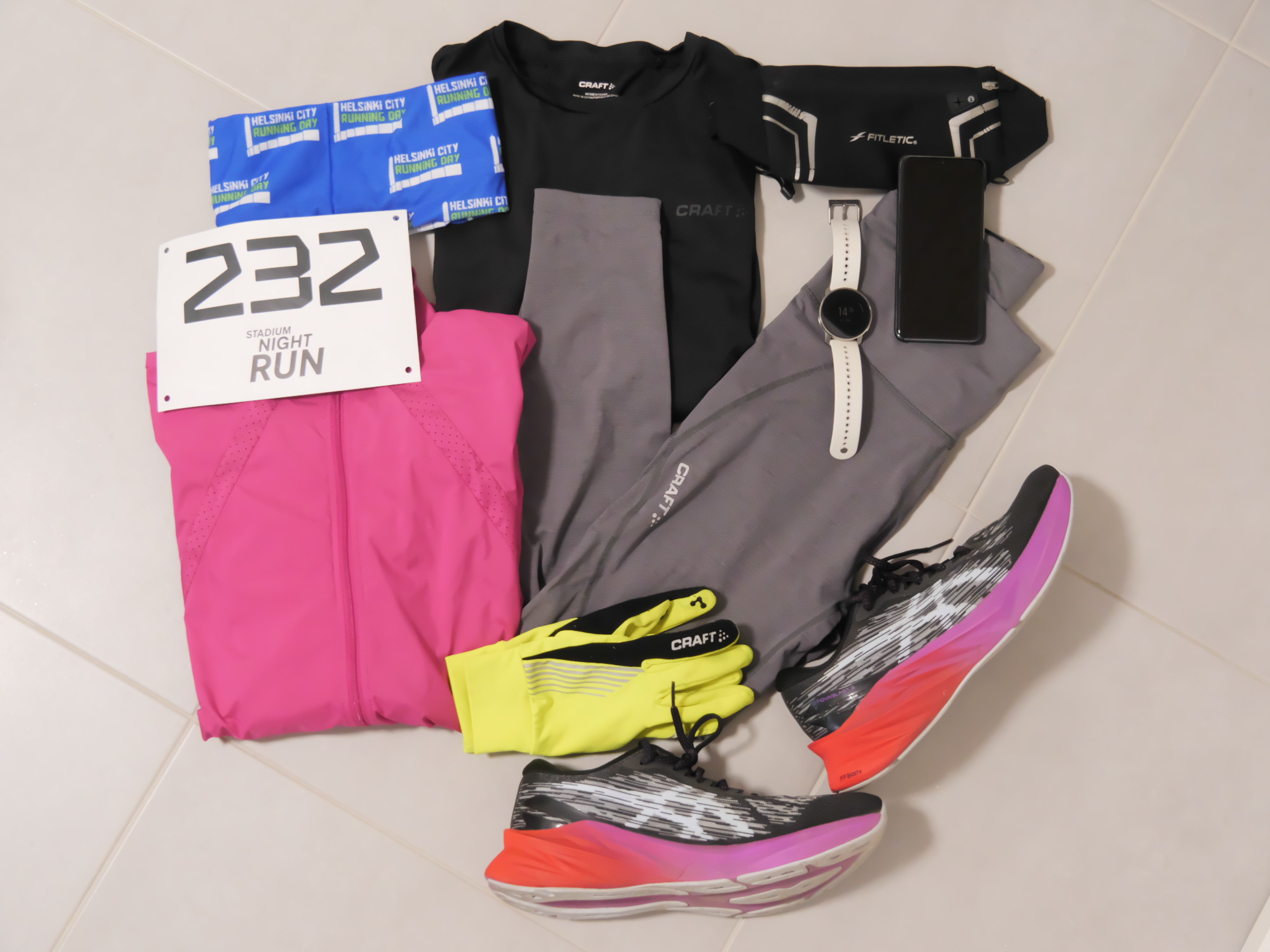vaatteet ja kengat viiden kilometrin juoksutapahtumaan