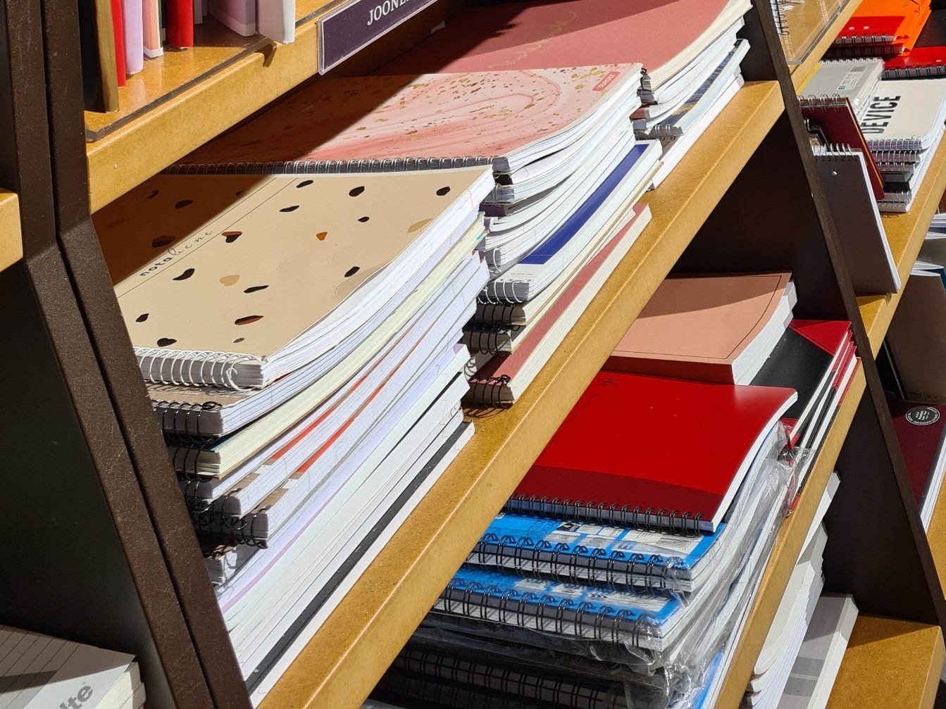 erilaisia ja eri varisia kierrevihkoja kirjakaupan hyllylla