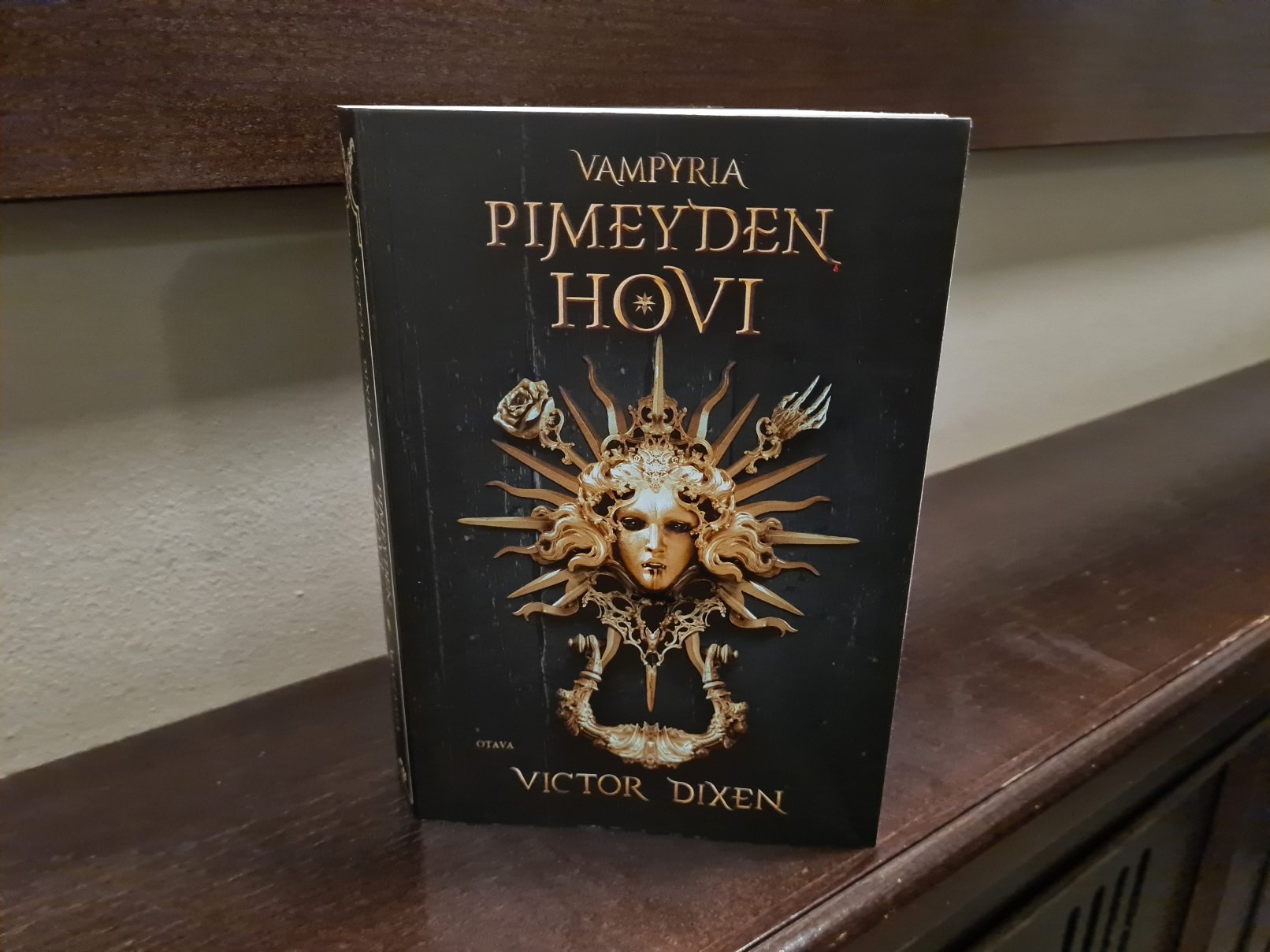 pimeyden hovi kirja suomennos