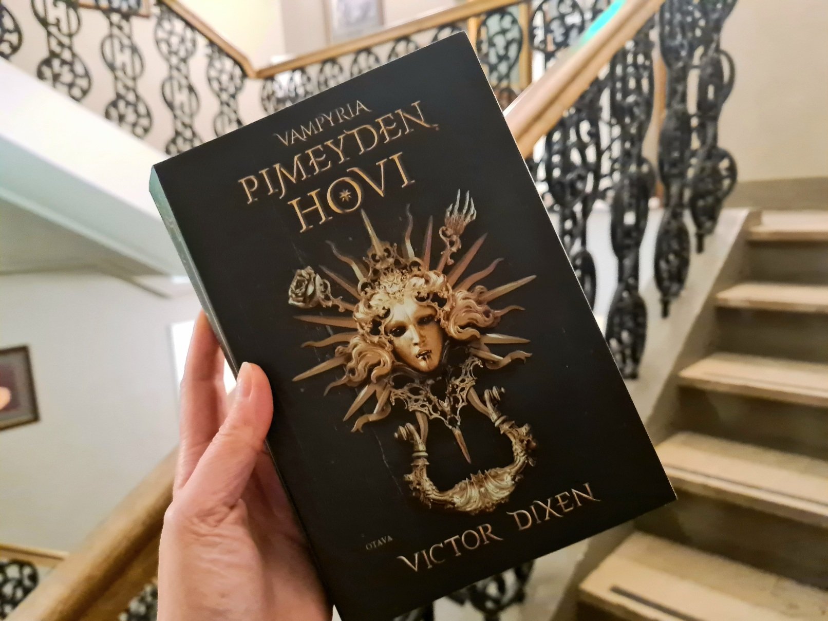 victor dixenin pimeyden hovi romaani