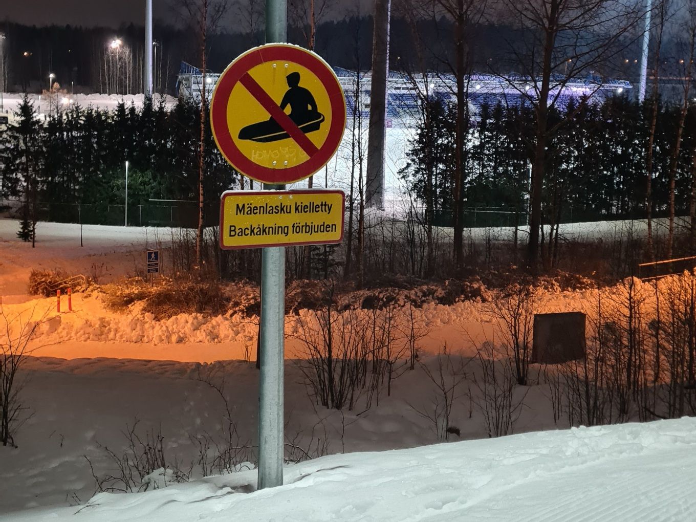 kieltokyltti hiihtoladulla