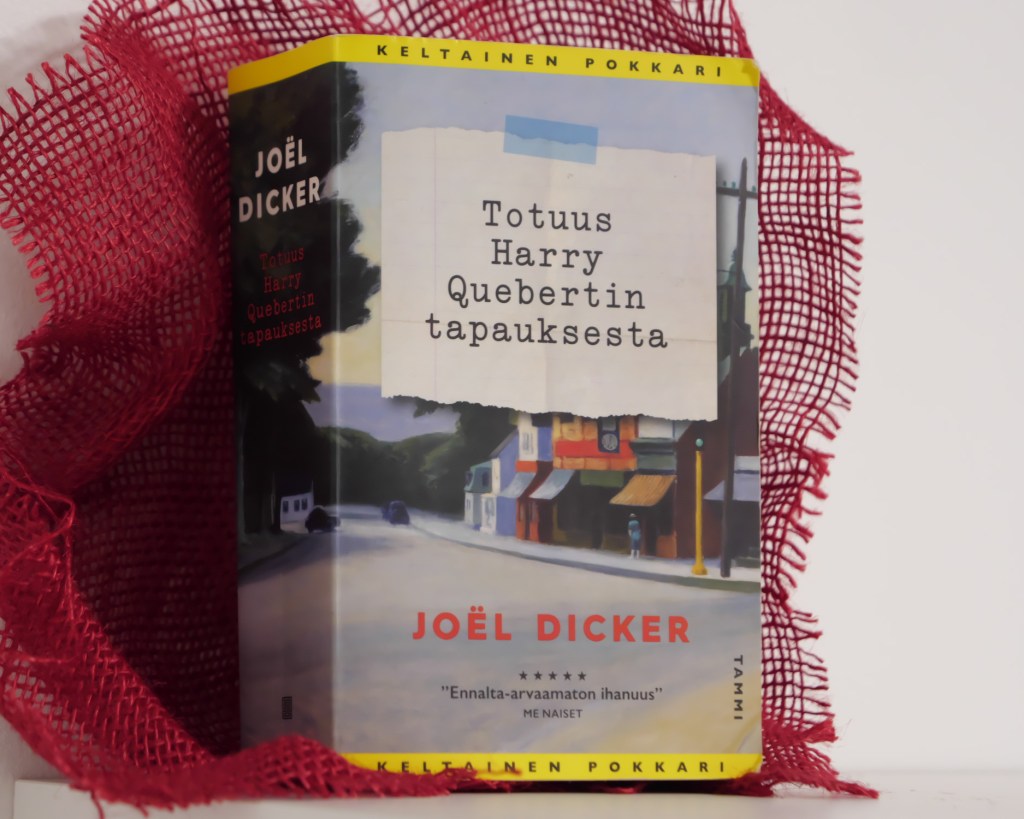 totuus harry quebertin tapauksesta kirja pystyssa hyllyn paalla