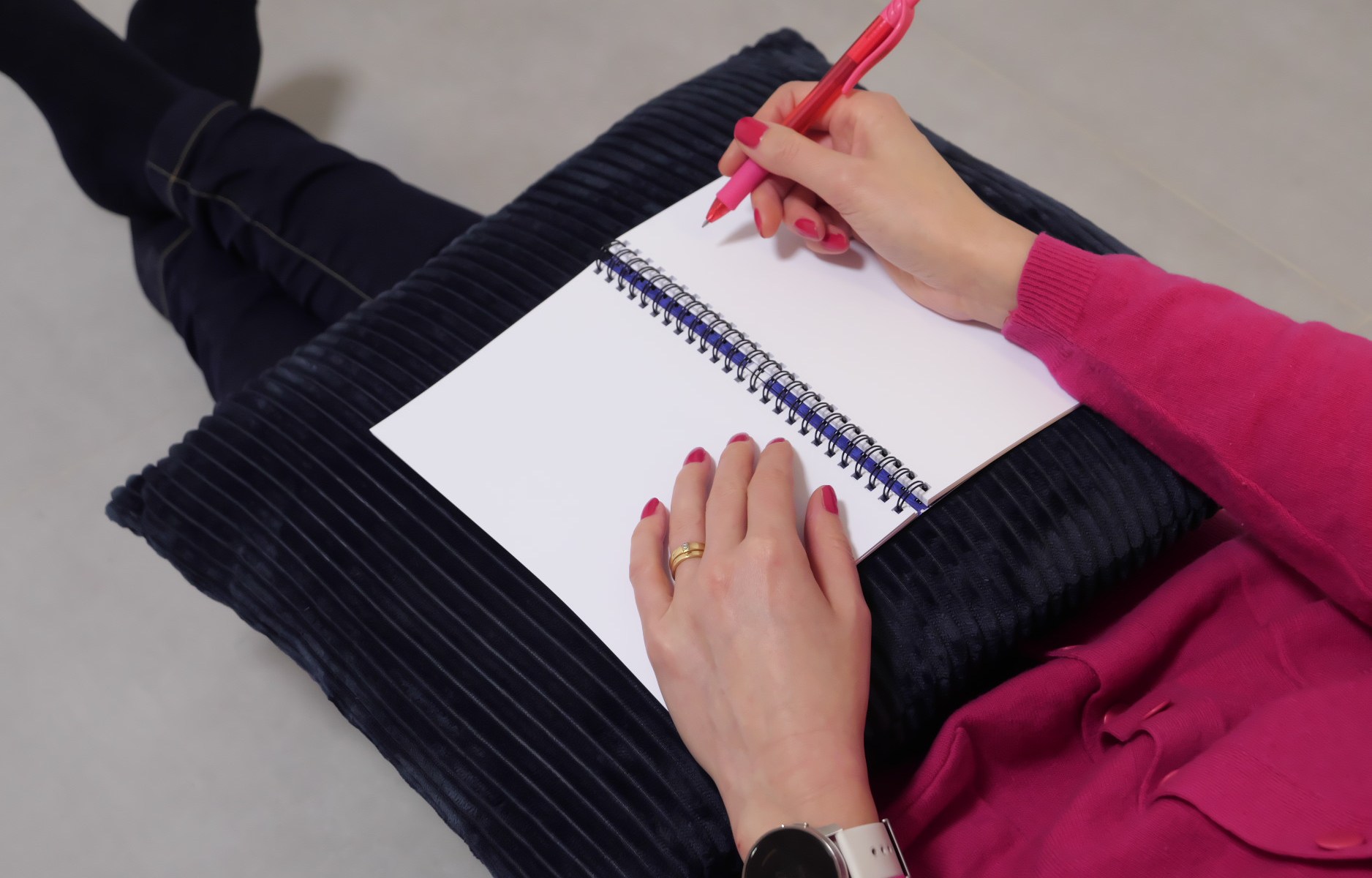 tyhja vihkon aukeama auki