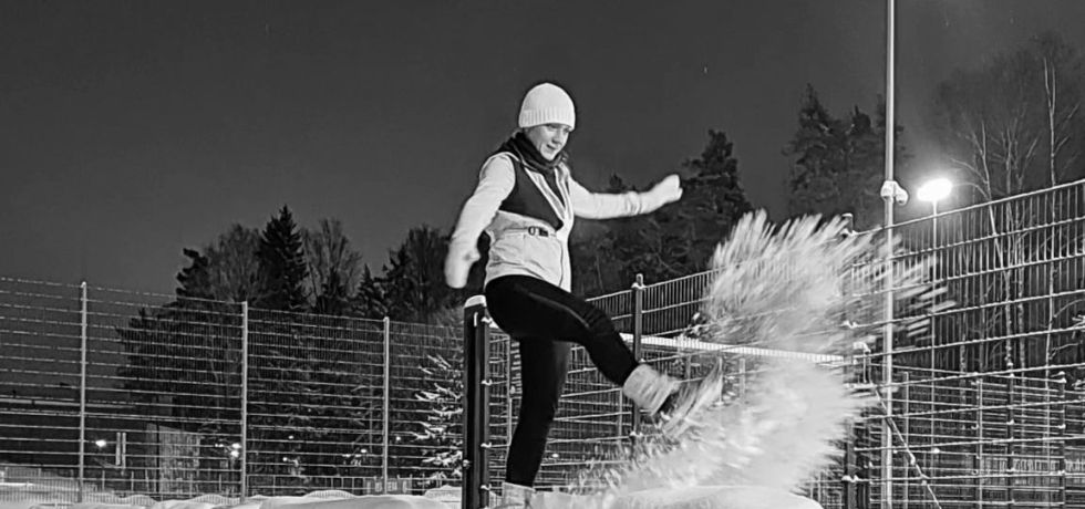 juoksija leikkii lumessa