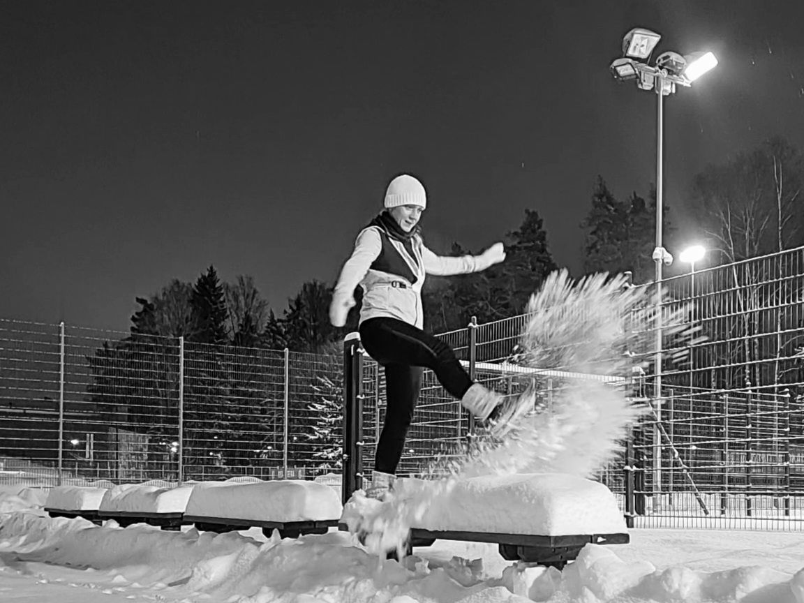 juoksija leikkii lumessa