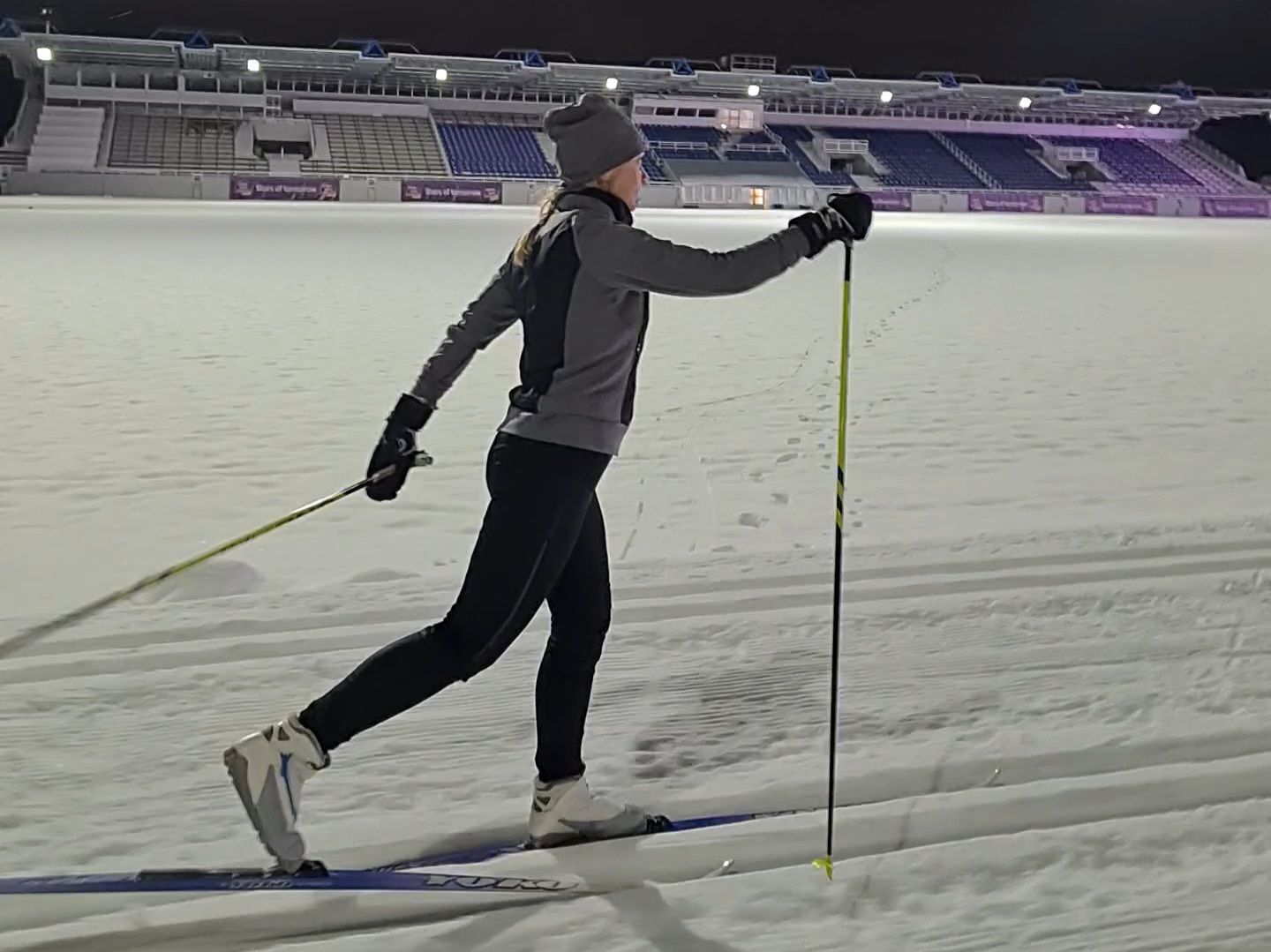 hiihtaja leppavaaran urheilupuistossa