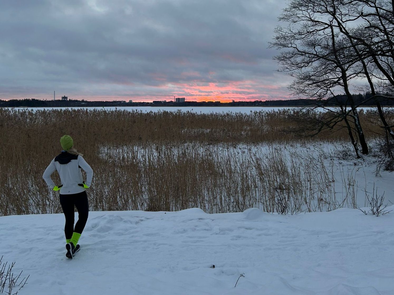 aurinko laskee merella talvisena paivana