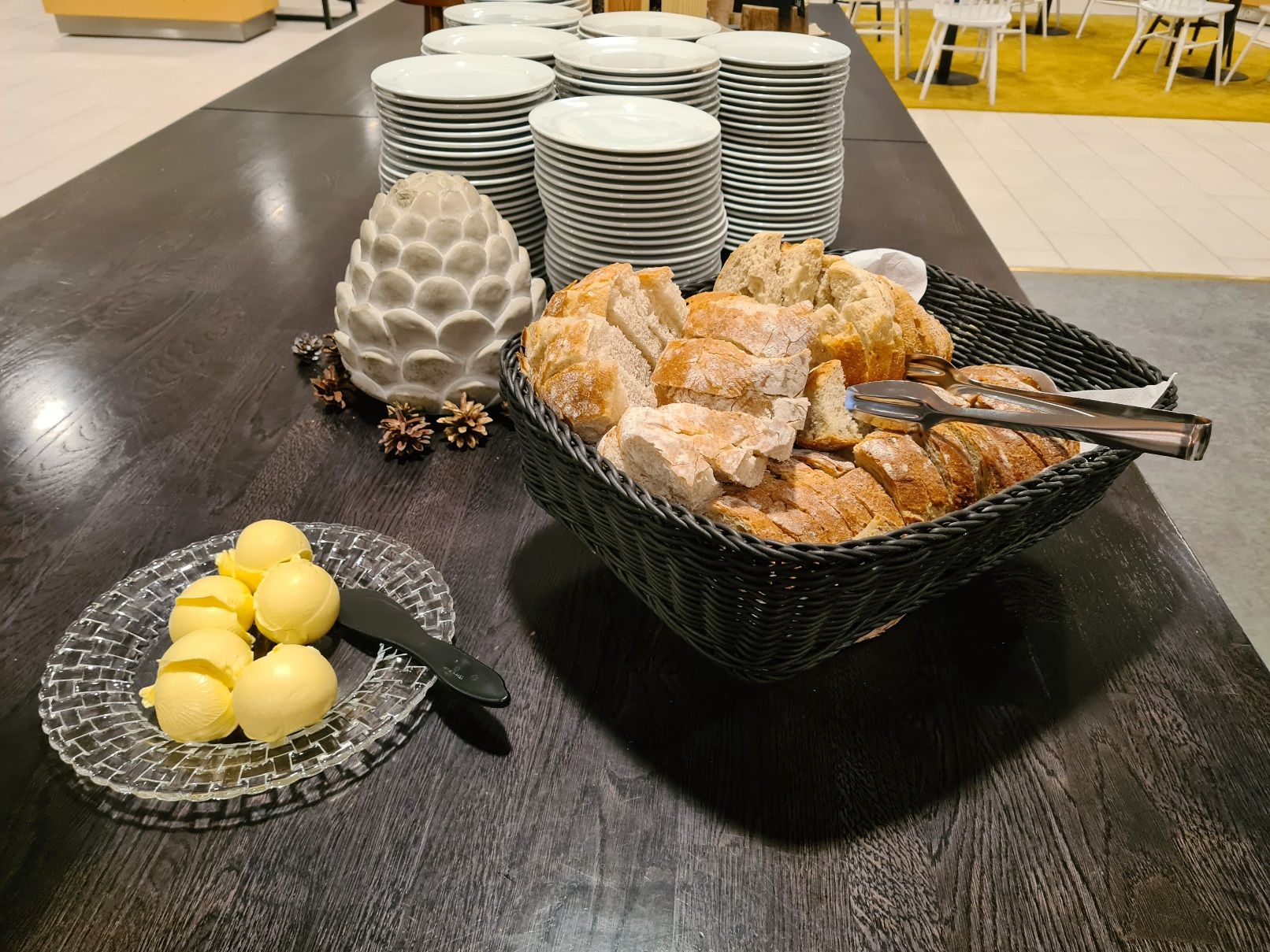 tuoretta leipaa korissa