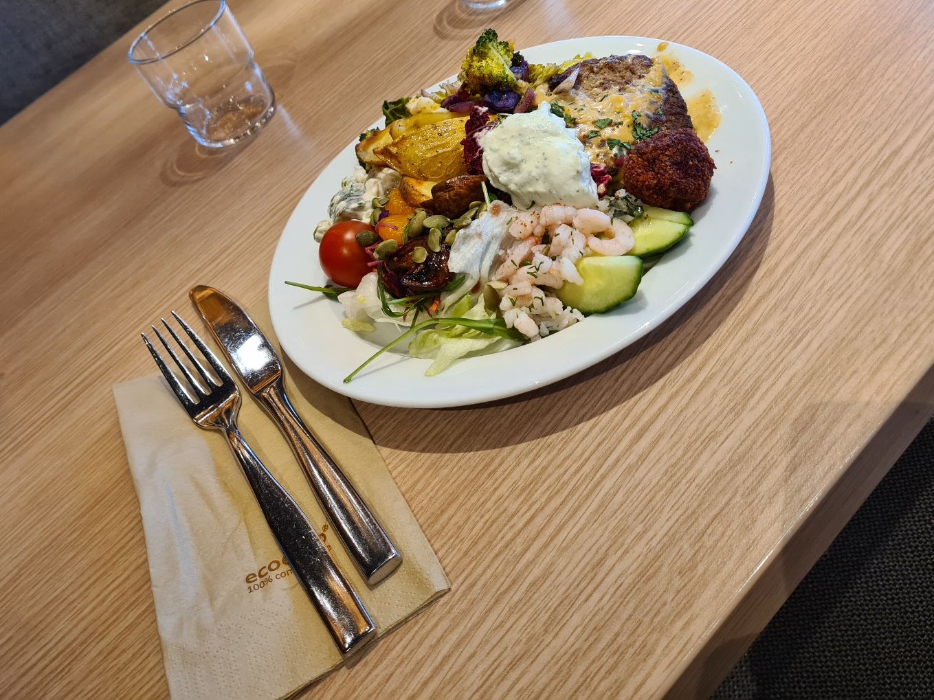 lounaslautanen taynna ruokaa