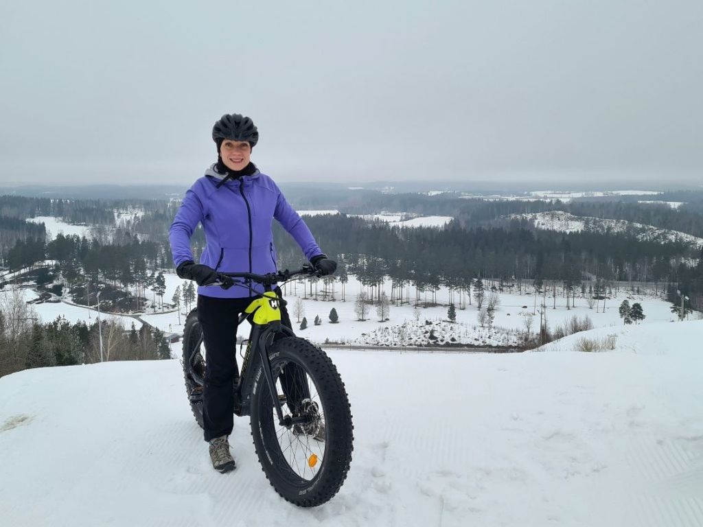 nainen fatbiken kanssa talvella